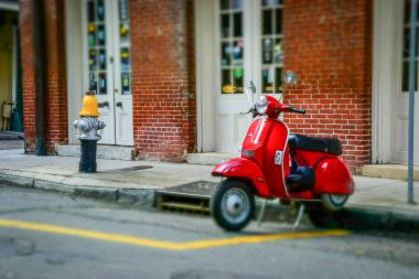 New Orleans Fransız Mahallesinin sokaklarda eski moda kırmızı scooter