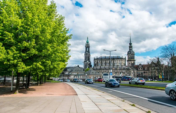 Dresden Bitirim. Yeni yüksek hızlı otoyol ve tarihi tarihi şehir çeyrek. Antik Avrupa'nın modern yaşam
