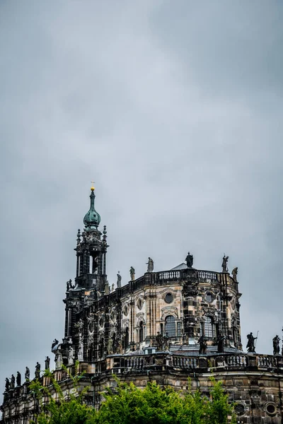 Dresden Şehir Meydanı. Dresden ve Dresden kalenin antik katedral. Avrupa'nın Yağmurlu hava