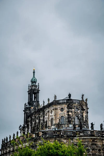 ドレスデンの市内広場。ドレスデン、ドレスデン城の古代大聖堂。ヨーロッパの雨の天気 — ストック写真