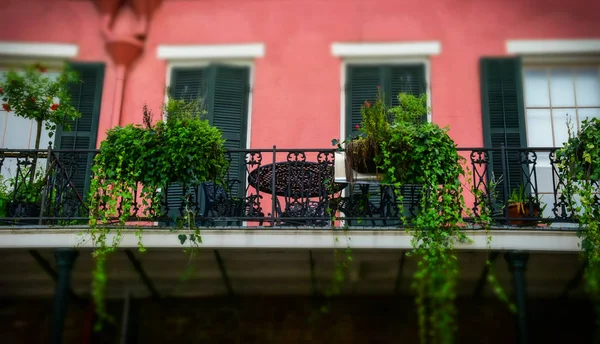 Balcón y rejilla de hierro forjado. Arquitectura tradicional de la vieja Nueva Orleans. Acogedora casa de verano —  Fotos de Stock