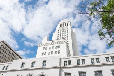 Parlak mavi gökyüzü zemin karşı Los Angeles Majestic City Hall tower