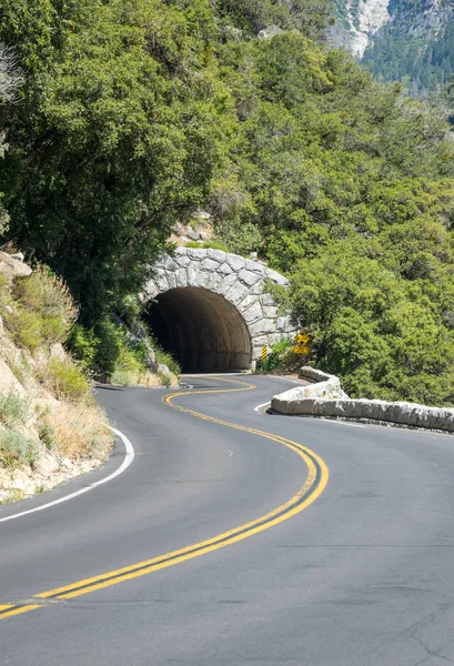 Straße und unterirdischer Tunnel. Autofahrt im Yosemite-Nationalpark — Stockfoto