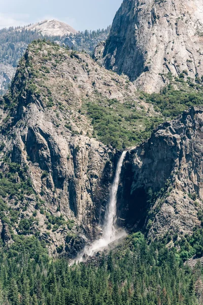 A Yosemite-völgy a vízesés. Menyasszonyi fátyol vízesés yosemite — Stock Fotó