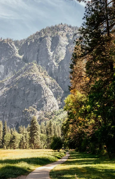 Valle de Yosemite y senderismo — Foto de Stock