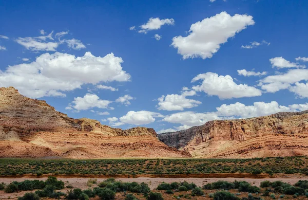 没有生命的岩石和蓝蓝的天空。干旱亚利桑那州 — 图库照片