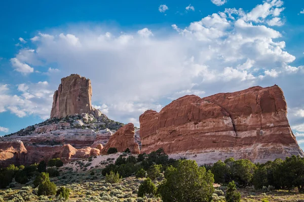 Skály pomníky proti modré obloze. Opuštěné Arizona, Usa — Stock fotografie