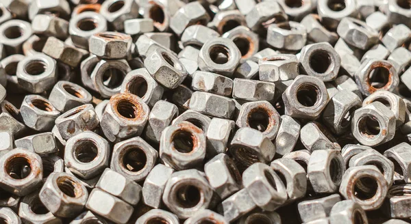 Oude roestige metalen noten. Reserveonderdelen in de reparatiewerkplaats — Stockfoto