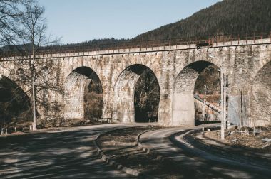 Karpat Dağları'nda eski demiryolu Köprüsü. Doğu Express
