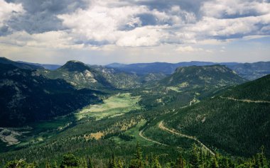 Rocky Dağları doruklarına arasında Yeşil Vadi
