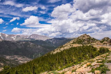 Kayalar ve bulutlar. Rocky Dağı Milli Parkı. Colorado State, ABD