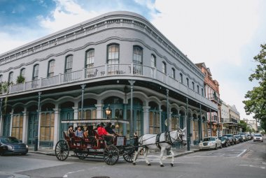 New Orleans Fransız çeyrek sokaklarında. Turistik gezi için antik şehir manzaraları