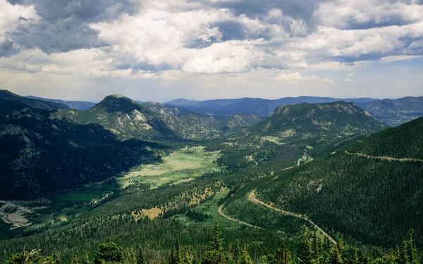 Rocky Dağları doruklarına arasında Yeşil Vadi