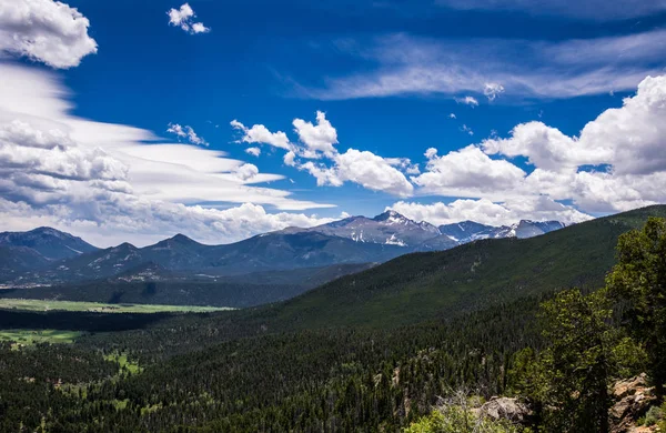 Bulutlu bir mavi gökyüzü arka planı Rocky Dağları'nın dağ sırtı. Rocky Dağı Milli Parkı — Stok fotoğraf
