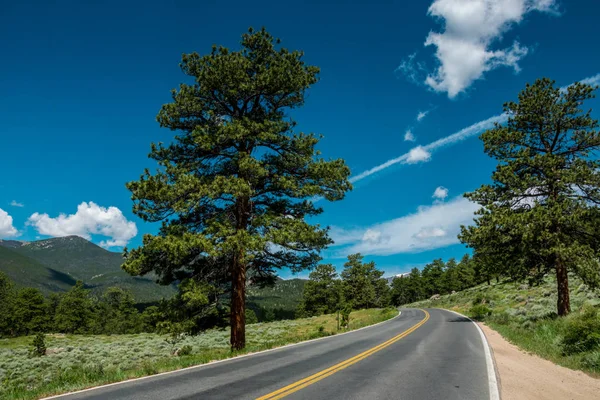 Weg naar de Rocky Mountain National Park. Colorado State, Verenigde Staten — Stockfoto