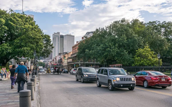 Kentsel yaşam New Orleans. Bourbon Caddesi. Louisiana Turizm Merkezi