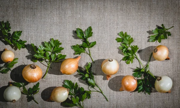 Comida ecológica. Verduras frescas sobre un fondo de mantel de lino — Foto de Stock