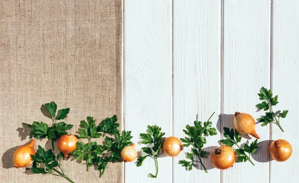 Bílá rustikální stůl, lněný ubrus a nakrájené zeleniny. Organické potraviny — Stock fotografie