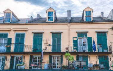 New Orleans turistik. Bourbon Caddesi'ndeki pitoresk eski konak