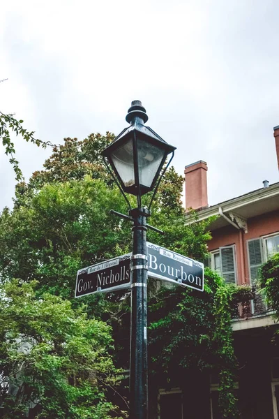 Pintoresca calle Bourbon. La intersección de las calles de Nueva Orleans y la antigua señal de tráfico —  Fotos de Stock