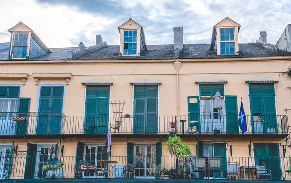 Atracciones turísticas de Nueva Orleans. Pintoresca mansión antigua en Bourbon Street — Foto de Stock