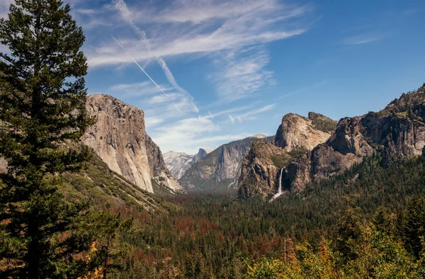 Otoño llegando al Valle de Yosemite. Atracciones del Parque Nacional Yosemite — Foto de Stock