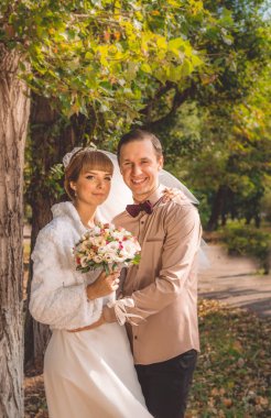 Düğün. Hint yaz sezonu. Mutlu genç gelin ve damat