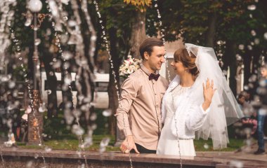 Gelin ve damat bir şehir parkı gülerek mutlu