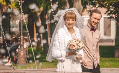 Festival düğün günü. Neşeli damat ve gelin bir Şehir Parkı