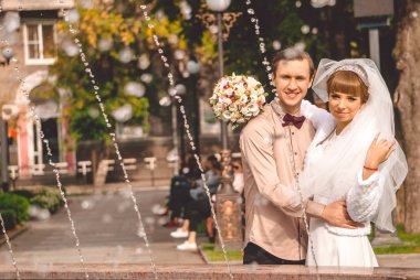 İçtenlikle sevgi dolu gelin ve damat ve şehir Çeşmesi