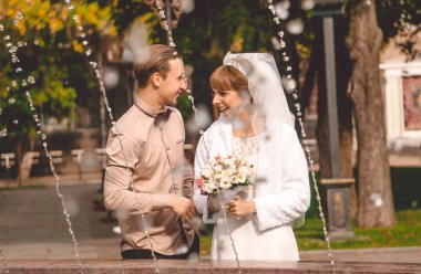 Mutlu genç gelin ve damat Meydanı'nda şehir çeşmenin