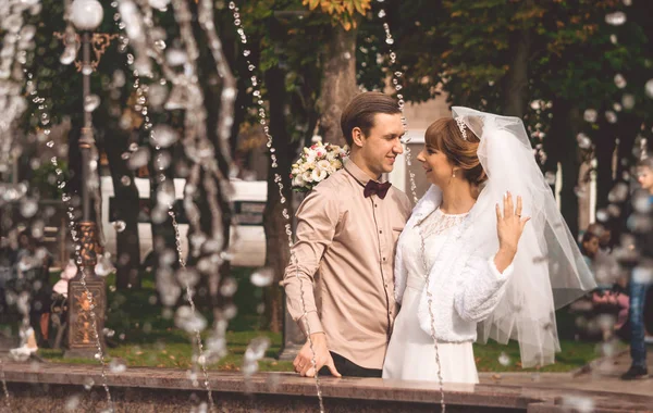 Gelin ve damat bir şehir parkı gülerek mutlu