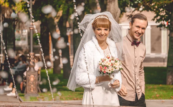 Festival düğün günü. Neşeli damat ve gelin bir Şehir Parkı