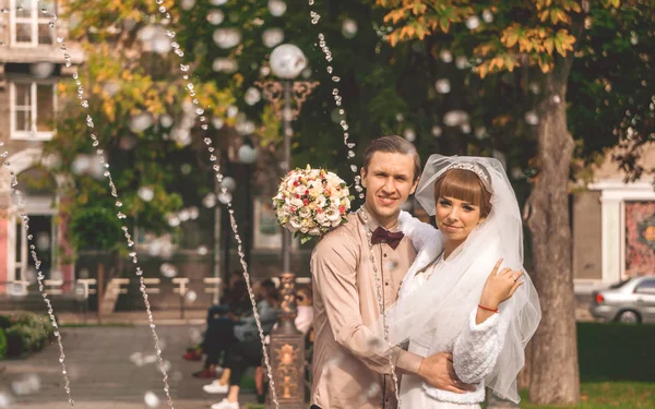 Jour de mariage festif. Les mariés dans le parc de la ville — Photo