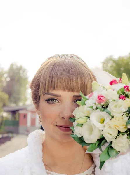 Нежная молодая невеста с букетом свадебных цветов — стоковое фото