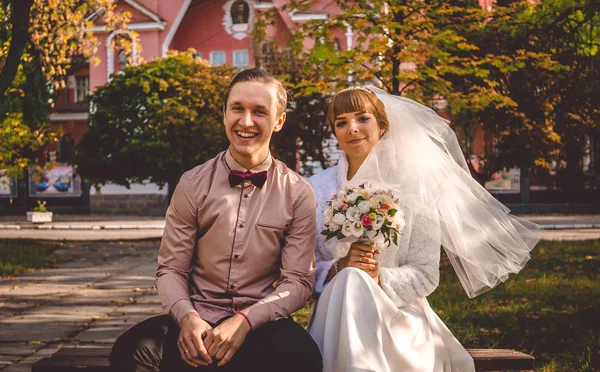 Сміється молода наречена і наречена. Красиве осіннє весілля — стокове фото