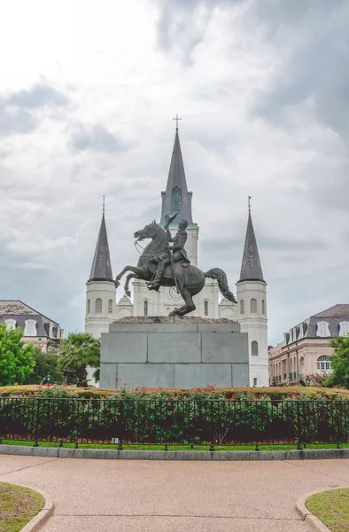 Собор Святого Луиса и статуя Президента Джексона на площади Джексана в Новом Орлеане — стоковое фото