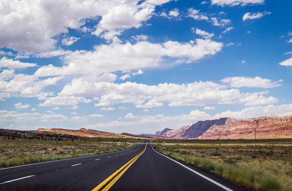 Каменная пустыня в США. Живописная дорога в засушливой равнине Аризоны — стоковое фото
