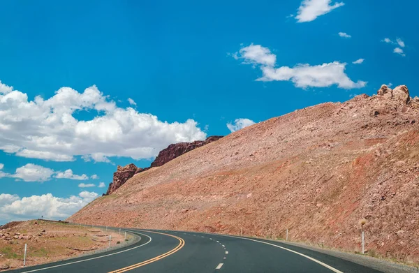 Deserto de pedra nos EUA. Uma estrada pitoresca nas rochas sem vida do Arizona — Fotografia de Stock