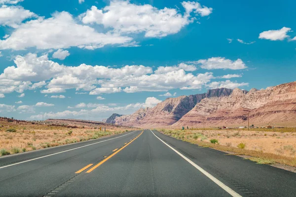 Deserto de pedra nos EUA. Rochas vermelhas do Arizona e rodovia — Fotografia de Stock