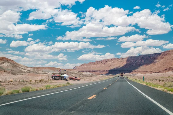 Estrada pitoresca através da reserva Navajo. Arizona, Estados Unidos da América — Fotografia de Stock