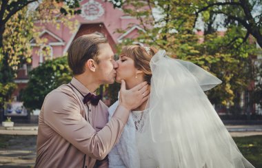 Nazik düğün öpücük. Romantik genç gelin ve damat