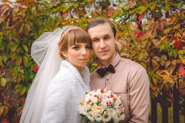 Herfst-bruiloft. Romantische jonge bruid en bruidegom — Stockfoto