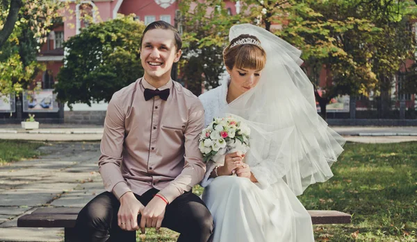 İçtenlikle sevgi dolu gelin ve damat