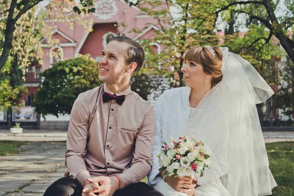 Güzel neşeli Genç gelin ve damat