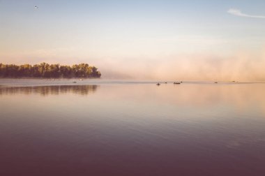 Şafak Nehri. Sabah sonbahar sis