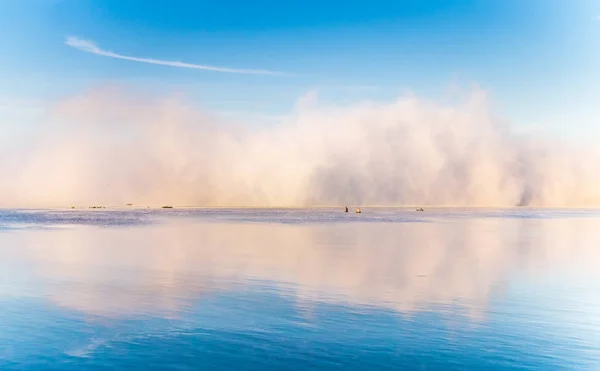 Dimmig morgon vid floden. Tidig morgon haze — Stockfoto