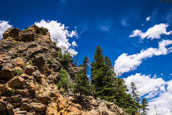 Rocky Mountain nemzeti parkban, a coloradói hegyi táj. Sziklák és a kék ég — Stock Fotó