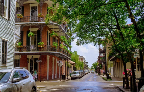 Pitoresk Fransız Mahallesi ve yayalar sokakta. Tur New Orleans Fransız çeyrek sokakların