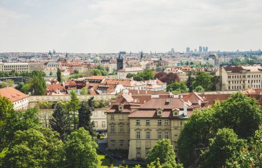 Prag bahar. Kırmızı ile eski evler çatı ve parlak yeşil yeşillik döşenir